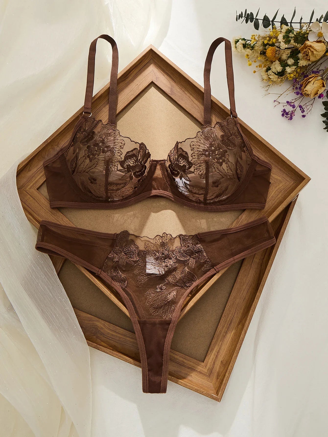 Ladies' Basic Style Thin Lace Bra And Panty Set Seamless Single Layer Eyelet Underwear Comfortable Intimate Apparel
